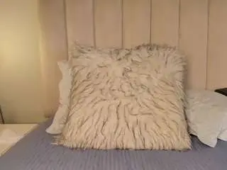 Melanie-hillz  live sex cam