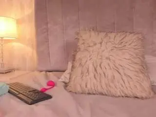 Melanie-hillz  live sex cam