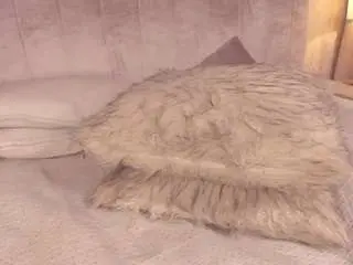 Melanie-hillz  live sex cam