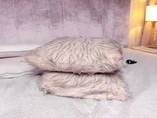 Melanie-hillz  live sex cam