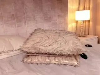Melanie-hillz  live sex cam