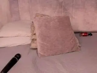 Melanie-hillz  live sex cam