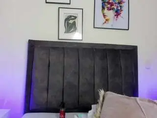 Melanie-hillz  live sex cam