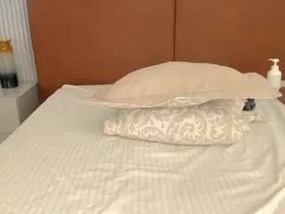 Melanie-hillz  live sex cam