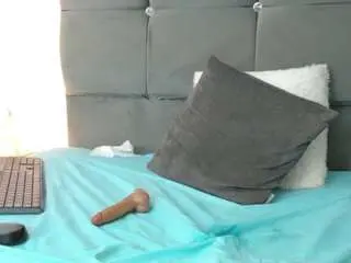 Mia-makleynn  live sex cam