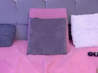 Mia-makleynn  live sex cam