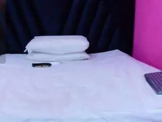 Curvybuffgirllll  live sex cam