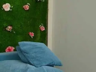 Hugetittiess  live sex cam