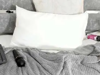 Slut-milf  live sex cam