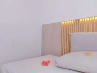 Selena-holt  live sex cam