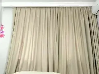 Ziraswan  live sex cam