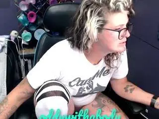 Oddywithabody  live sex cam