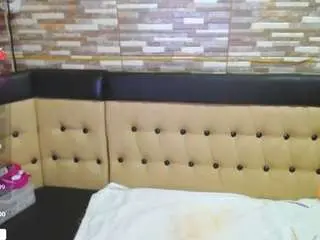 Yanisa23  live sex cam
