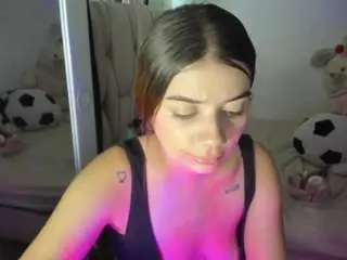 Kittyklum  live sex cam