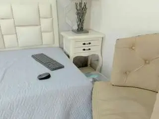 Naia-cox  live sex cam