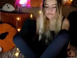 Nicollewetpussy  live sex cam