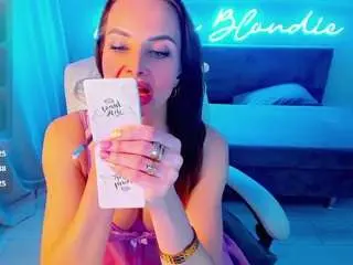 Nikkiblondiee  live sex cam