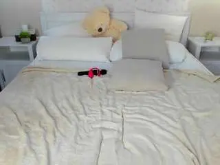 Chloe-whitee  live sex cam