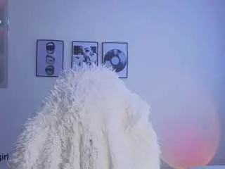 Yourbabyluna18  live sex cam