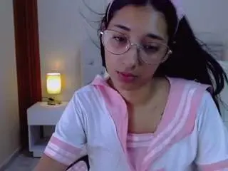 Inocent-moon  live sex cam