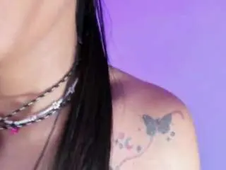 Emili-clark  live sex cam