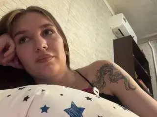 Luveniakuan  live sex cam