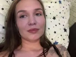 Luveniakuan  live sex cam