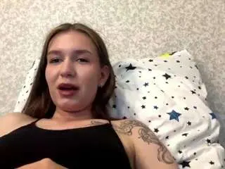 Luveniakuan  live sex cam