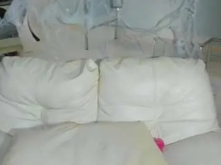 Yenni-queen  live sex cam