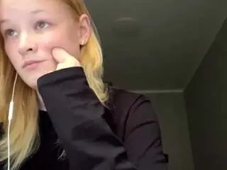 Sandraallamong  live sex cam