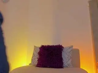 Luisah-at-home  live sex cam
