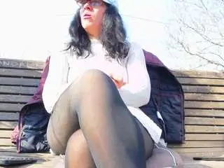 Mellysquirtybiglabia  live sex cam