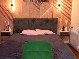 Kity-mooree  live sex cam