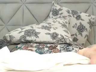 Genesismoretz  live sex cam