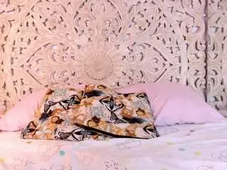 Naomikross  live sex cam