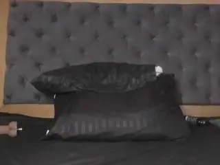 Yayahilton  live sex cam