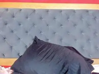 Yayahilton  live sex cam