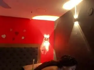 Yayahilton  live sex cam