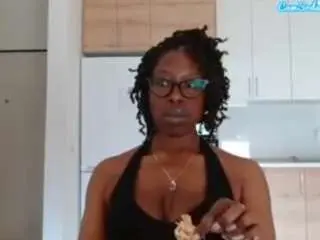 Yourmadamindigo  live sex cam