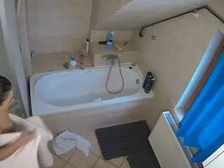 Voyeurcam-julmodels-bath-2nd-1  live sex cam