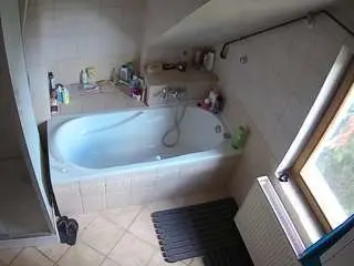 Voyeurcam-julmodels-bath-2nd-1  live sex cam