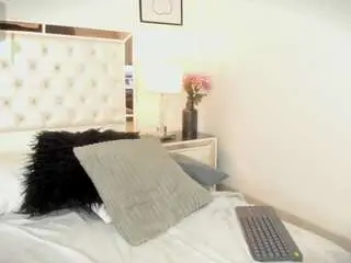 Bellaa-joness  live sex cam