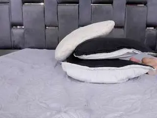 Mia-devereaux  live sex cam