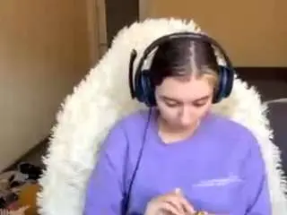 Kelsienoggle  live sex cam