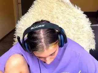 Kelsienoggle  live sex cam