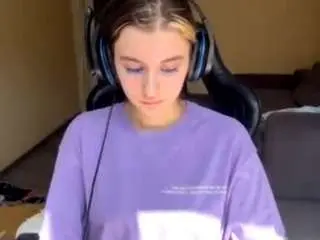 Kelsienoggle  live sex cam