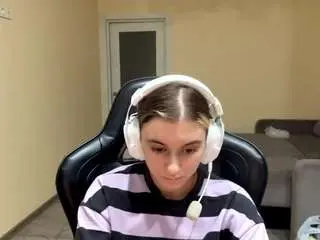 Kelsienoggle  live sex cam