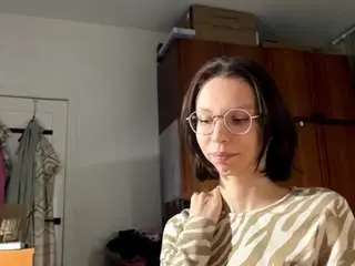 Lateshagoodie  live sex cam