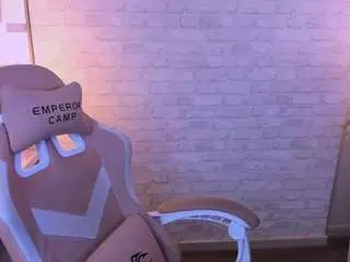 Emilycoyness  live sex cam