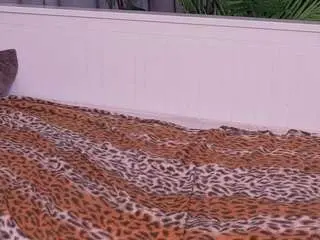 Milkyjulyg  live sex cam